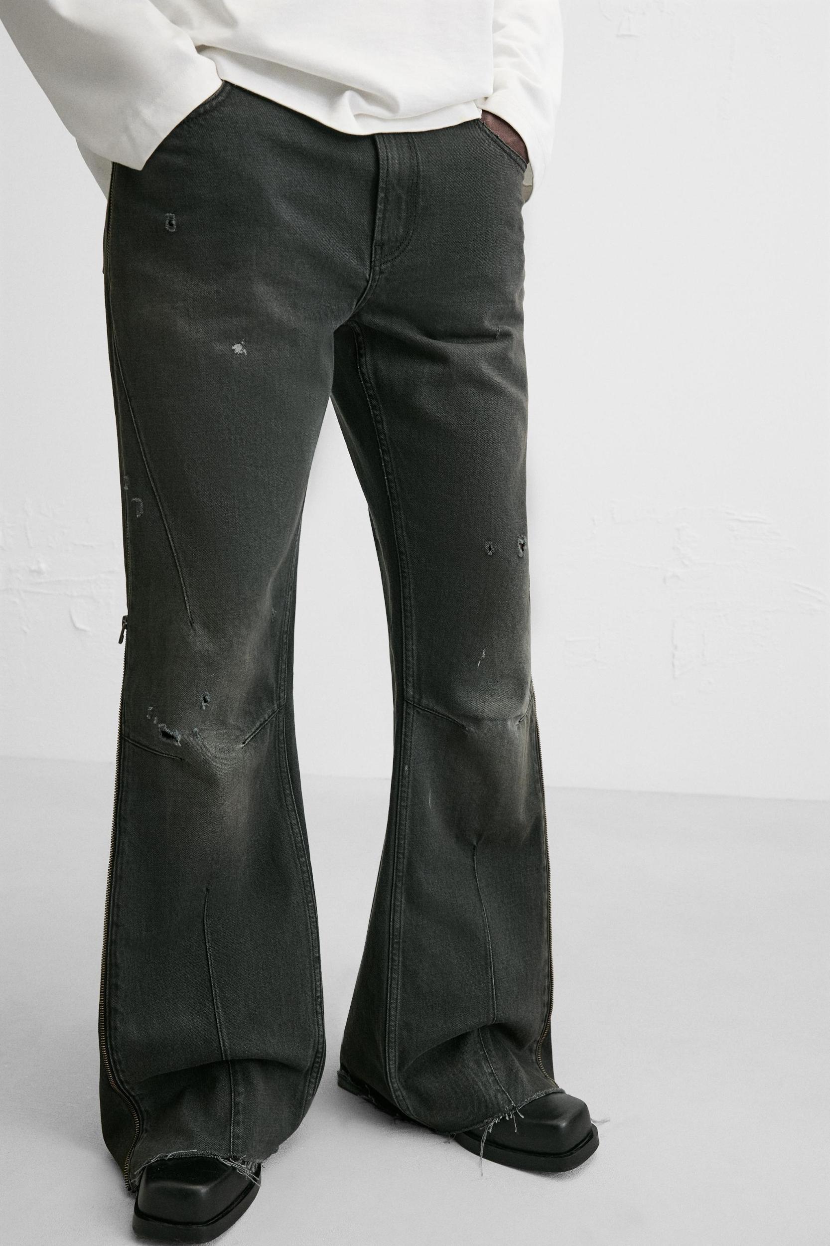 ZIPPERED FLARE FIT JEANS Product Image