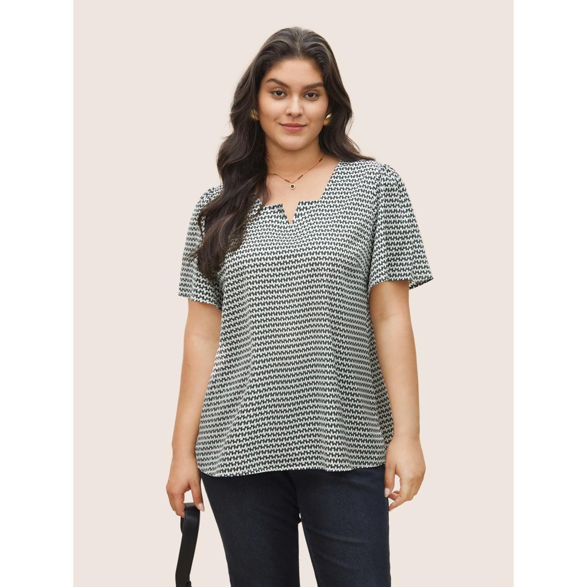Plus Size Emerald Geometric Print Notched Split Hem Blouse Women At the Office Short sleeve Notched collar Work Blouses BloomChic 26/4X Product Image