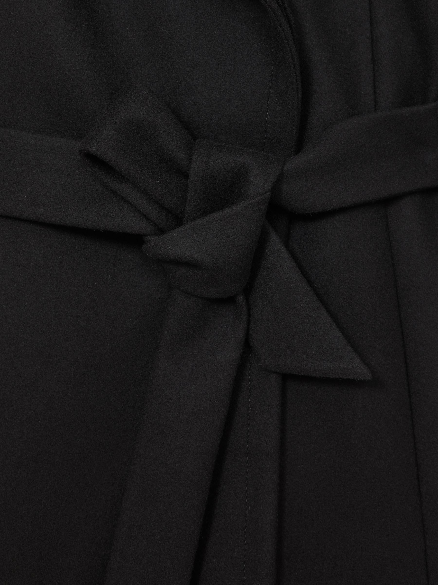 Coat in Black Product Image