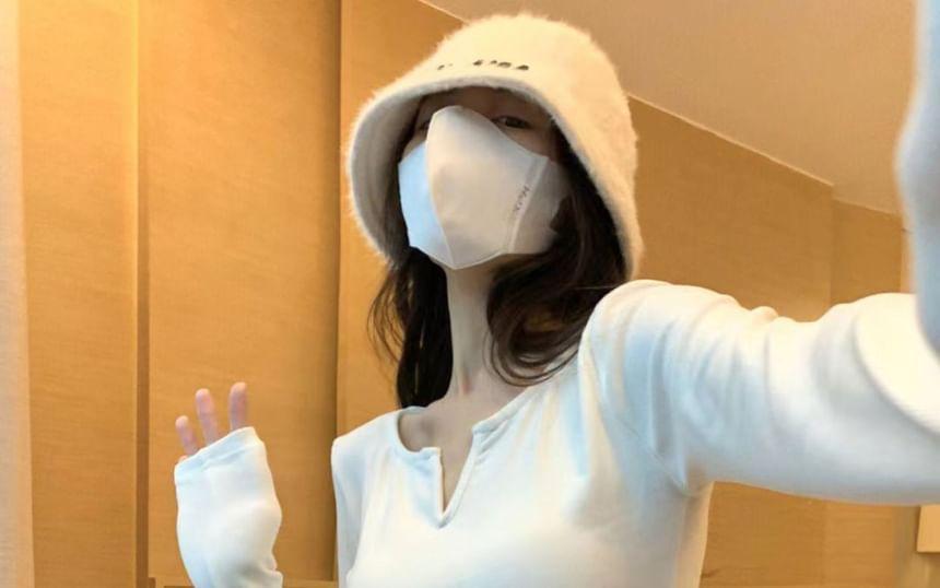 Long-Sleeve Notched Plain T-Shirt Product Image