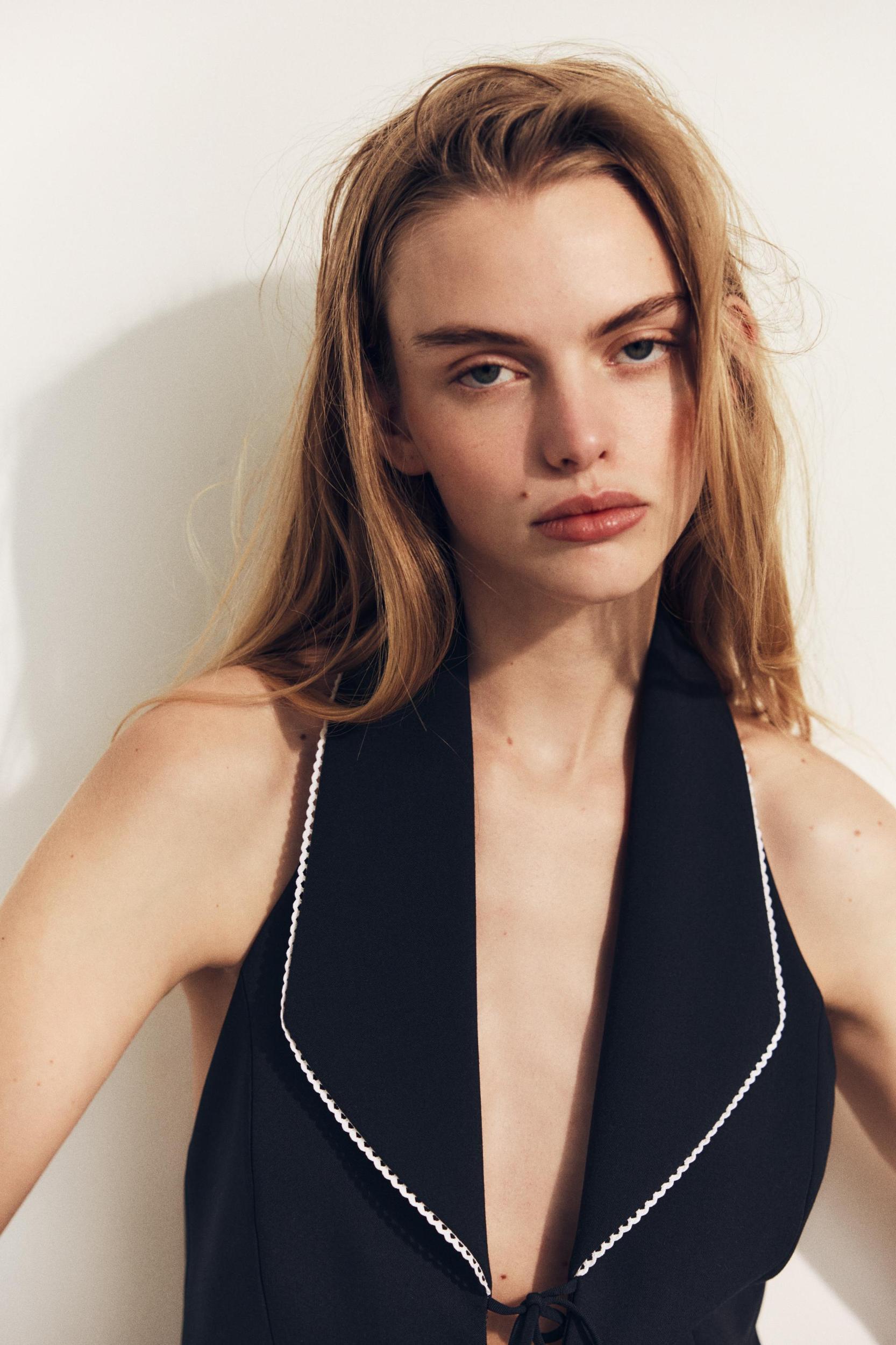 CONTRAST TIED HALTER TOP Product Image