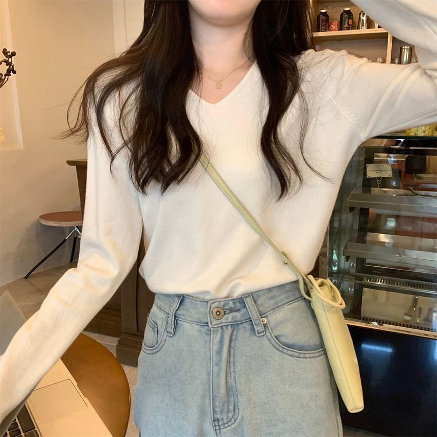 Long Sleeve V-Neck Plain Knit Top Product Image
