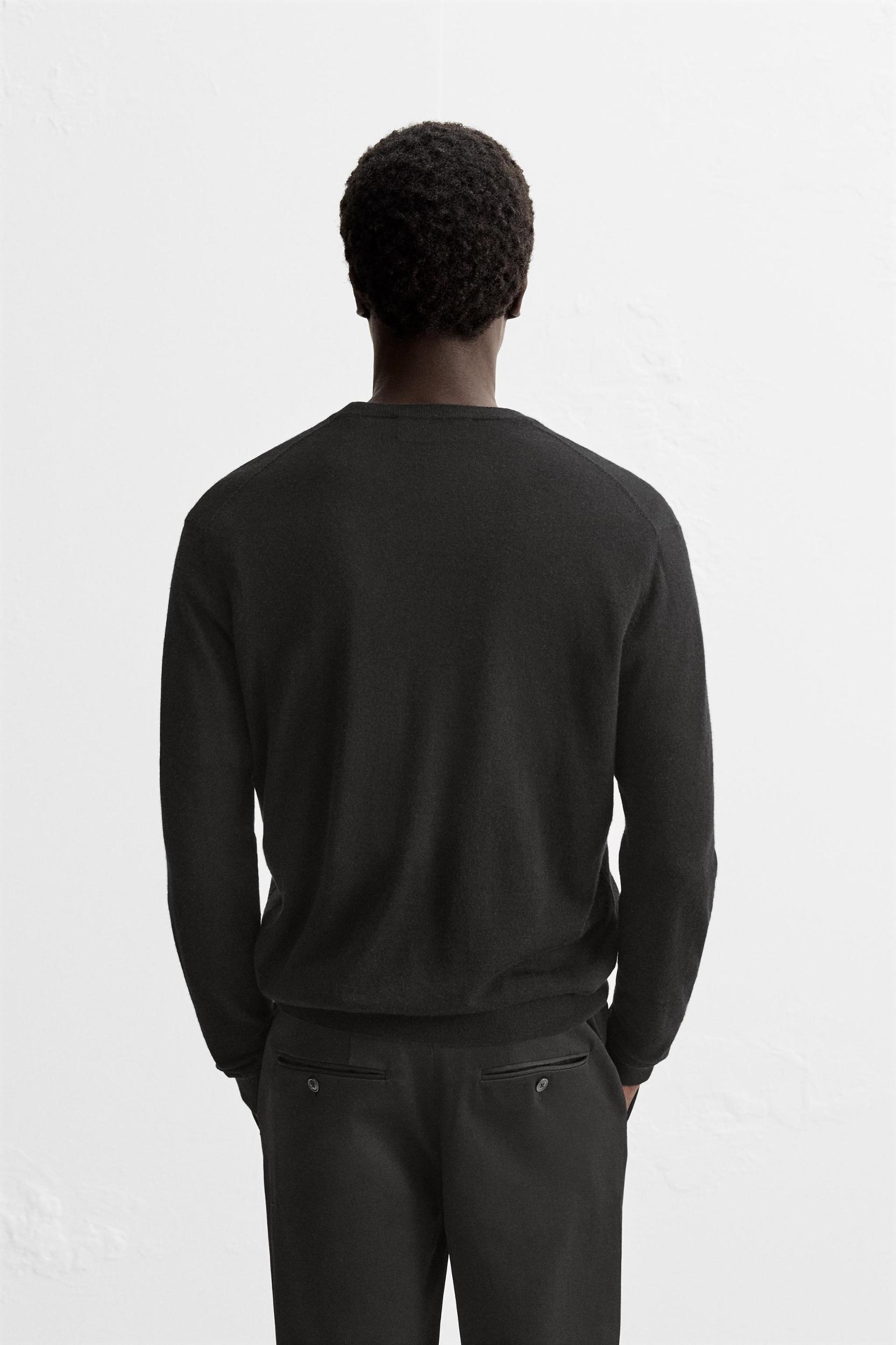 LIGHTWEIGHT WOOL AND CASHMERE BLEND V-NECK SWEATER Product Image