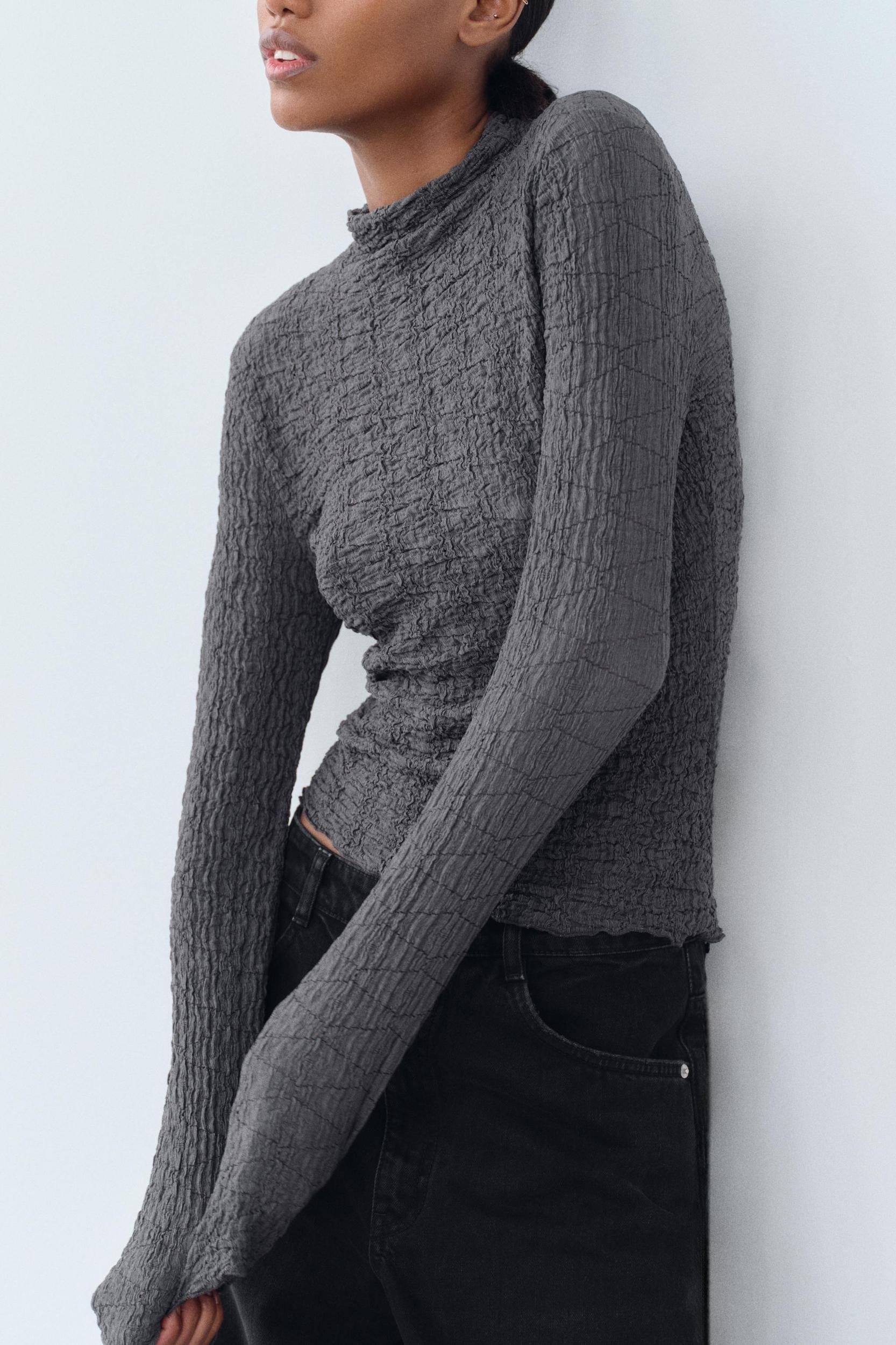 SLIM FIT - HIGH COLLAR - REGULAR LENGTH - LONG SLEEVE<br/><br/>Top made of textured fabric. High collar and long sleeves. Product Image