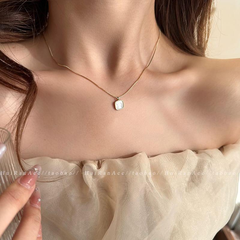 Metallic Necklace Product Image