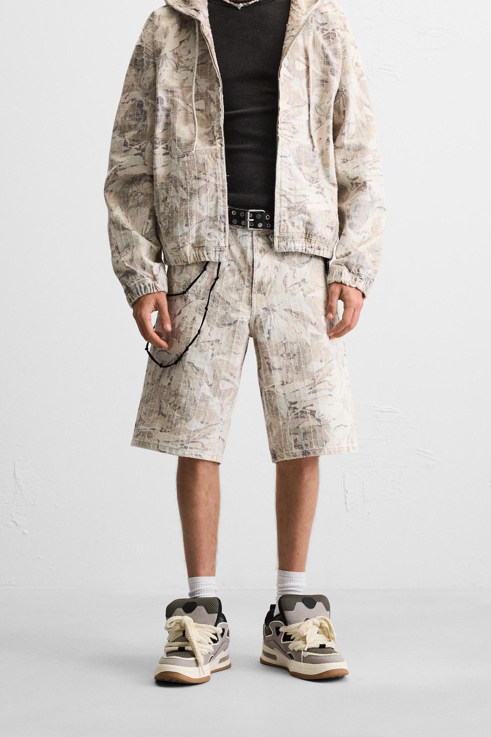ABSTRACT PRINT DENIM SHORTS Product Image