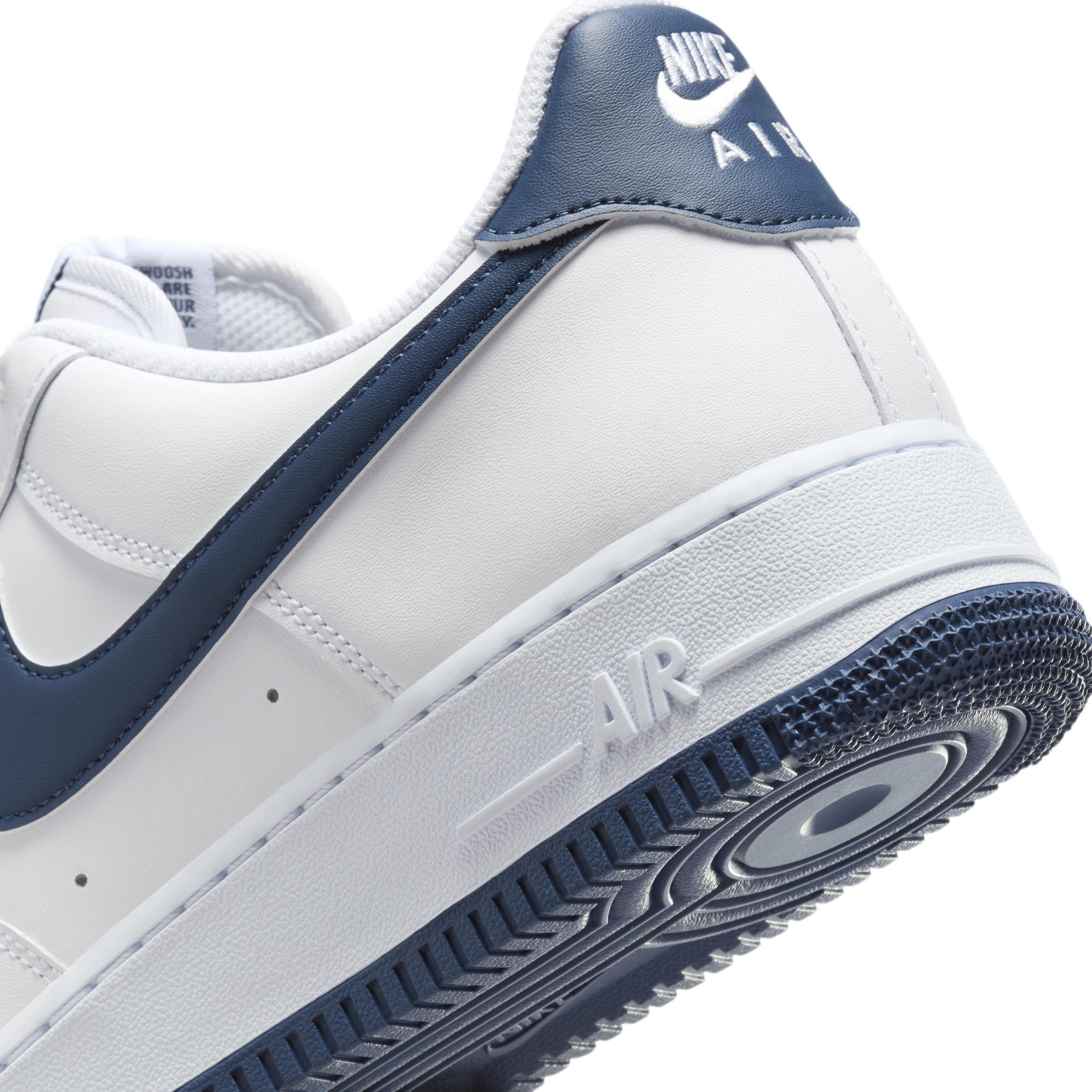 Nike Men's Air Force 1 '07 LV Shoes Product Image