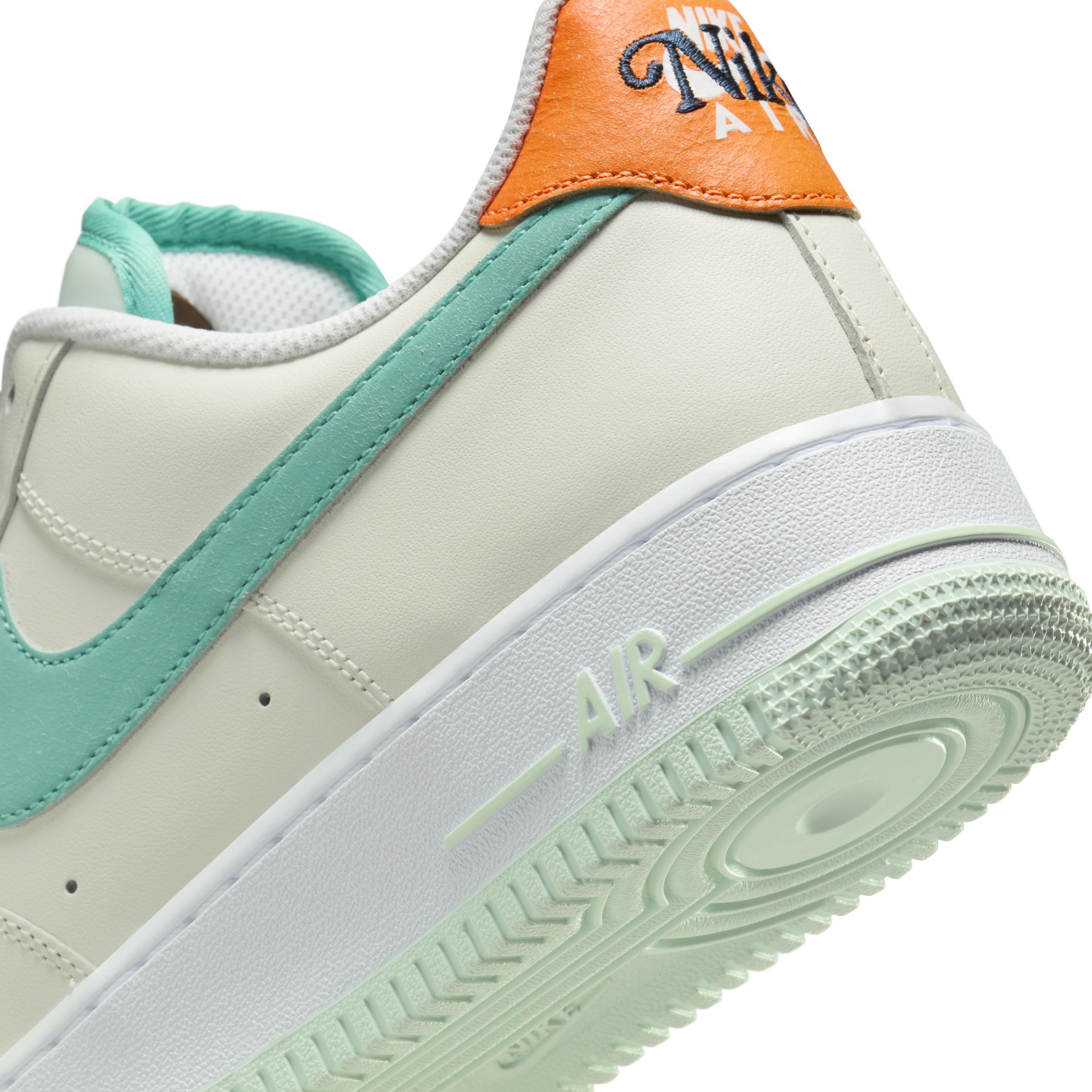 Nike Men's Air Force 1 '07 LV Shoes Product Image