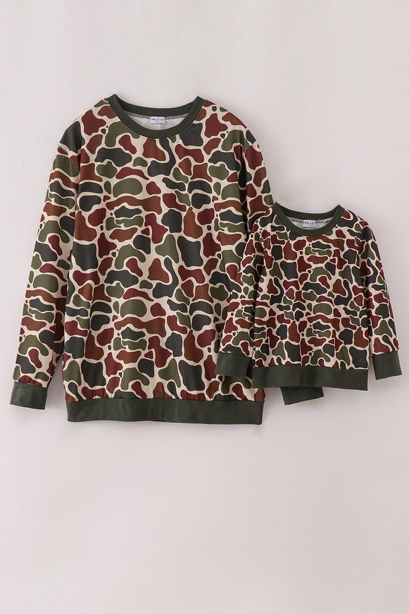 Camo leave dad&me sweatshirt Product Image