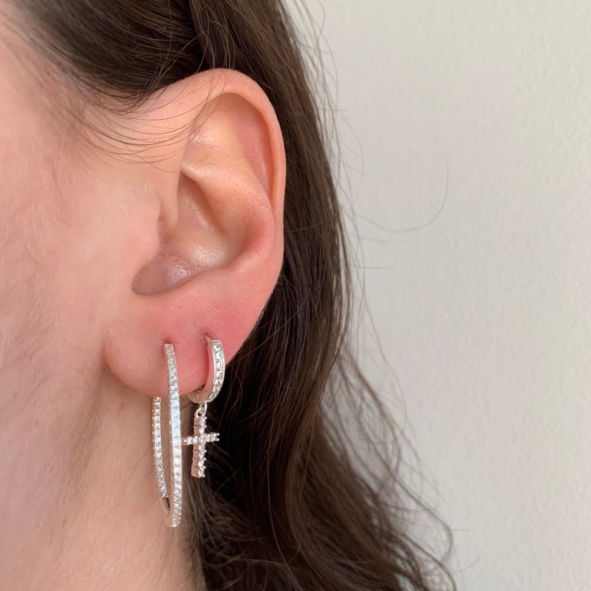 Basic B Earrings Product Image