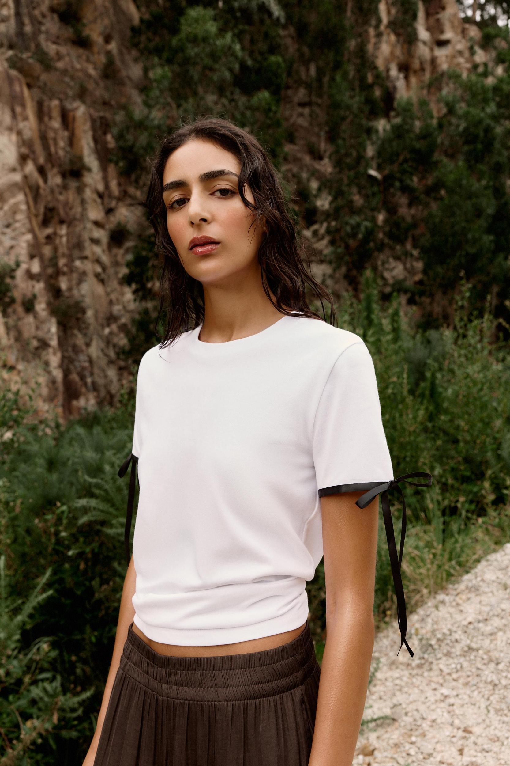 CONTRAST BOW T-SHIRT Product Image