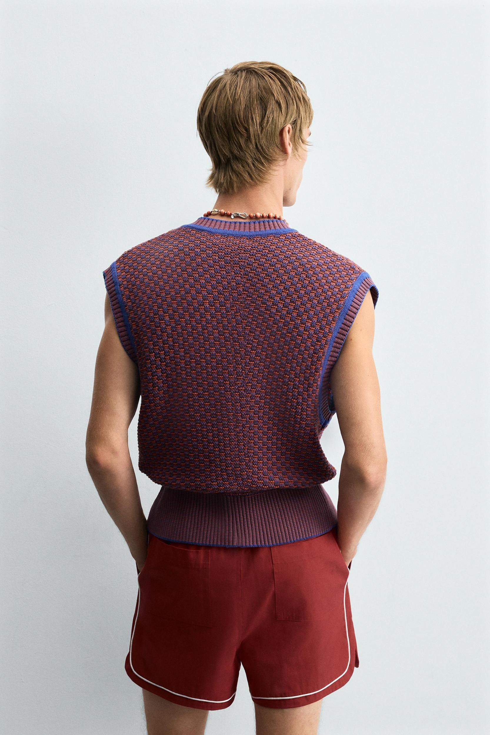CONTRAST KNIT VEST Product Image