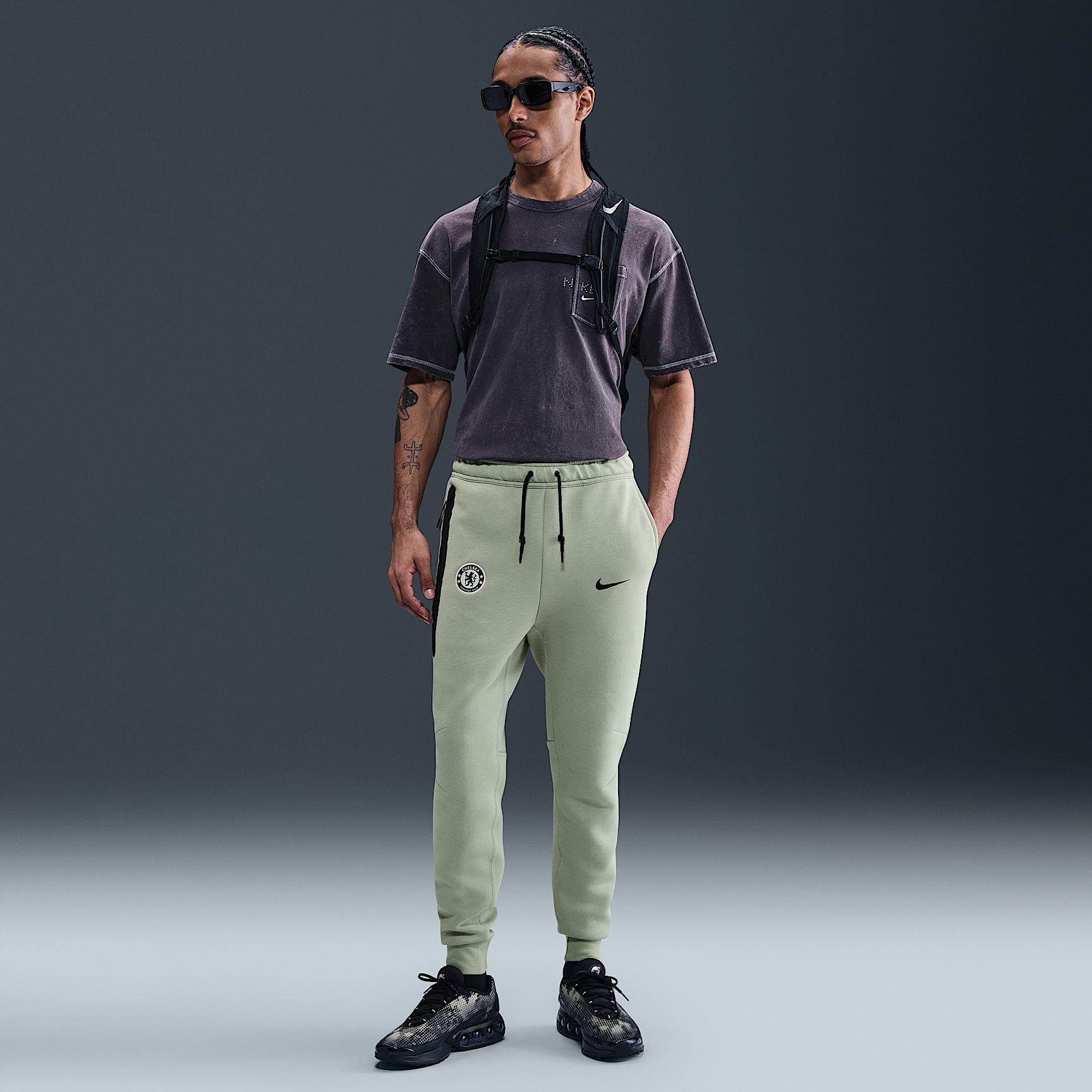 Chelsea FC Tech Men's Nike Soccer Fleece Joggers Product Image