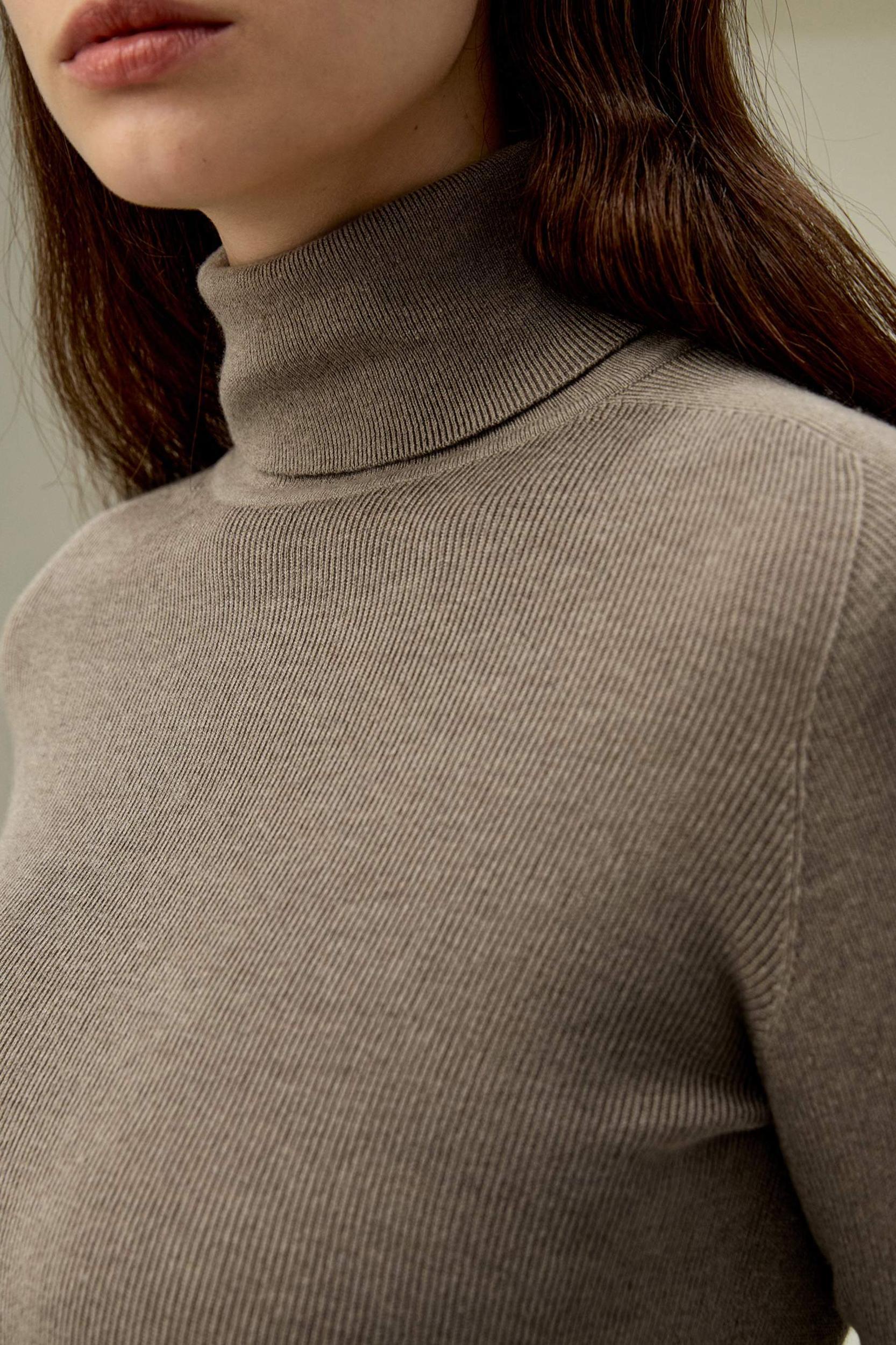 Seamless Silk-Cashmere Blend Turtleneck Sweater Product Image