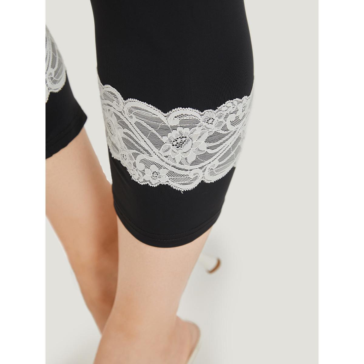 Plus Size Guipure Lace Elastic Waist Cropped Leggings Women Black Elegant High stretch Skinny High Rise Dailywear Leggings BloomChic 28/5X Product Image