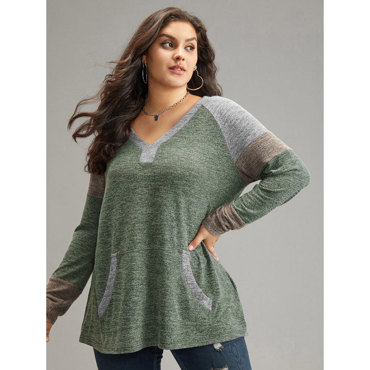 Plus Size Contrast Pocket Raglan Sleeve T-shirt Green Women Casual Contrast Plain V-neck Dailywear T-shirts BloomChic 26/4X Product Image