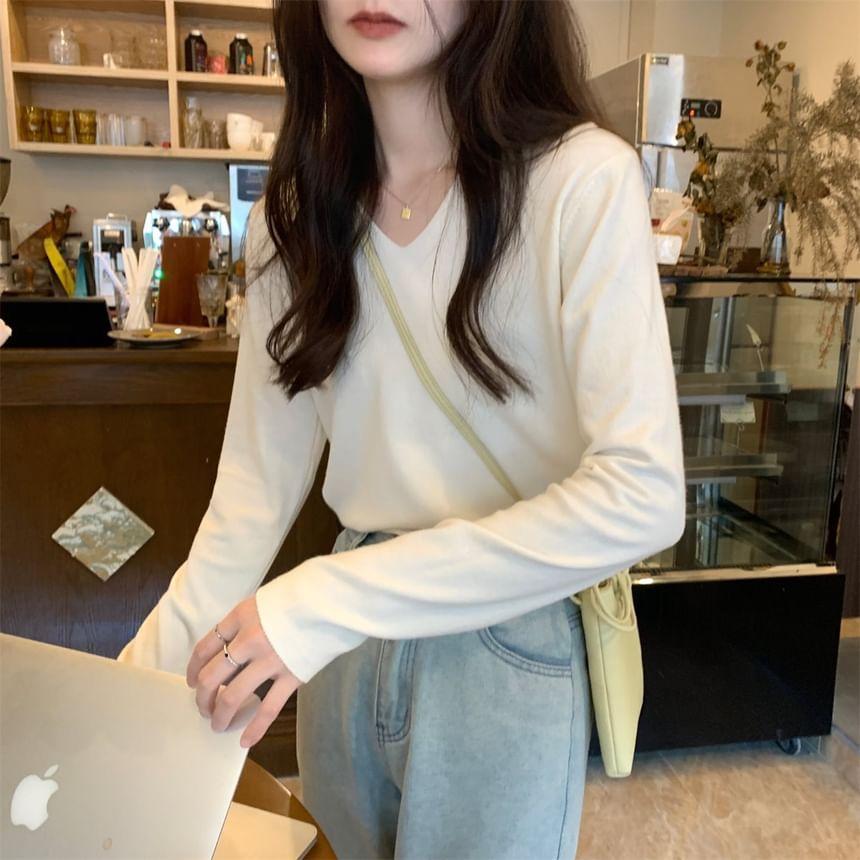 Long Sleeve V-Neck Plain Knit Top Product Image