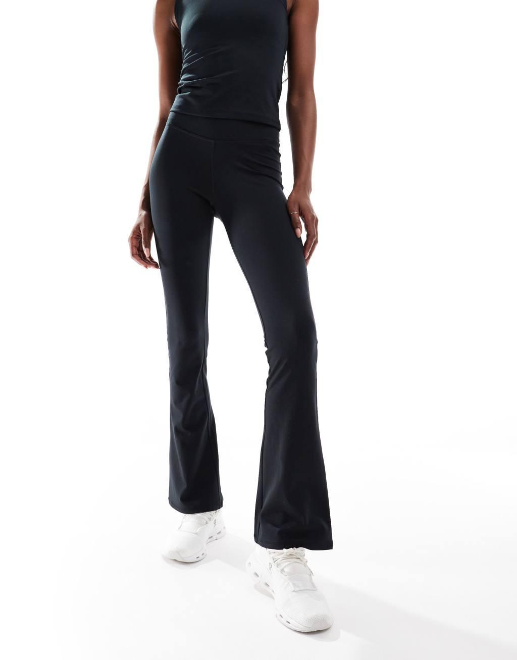 4505 Icon slim kick soft touch yoga leggings in black  Product Image