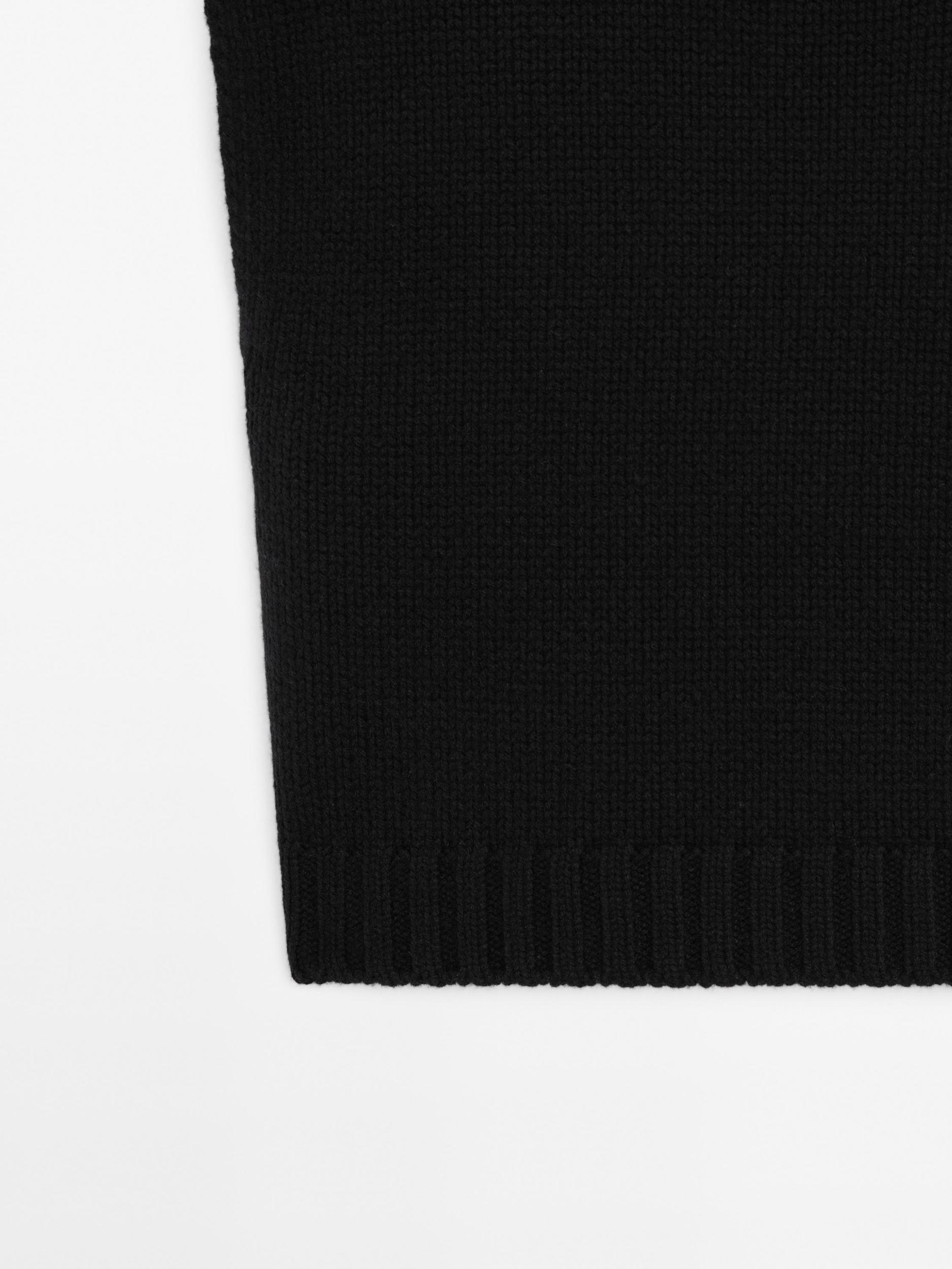 High neck knit vest Product Image