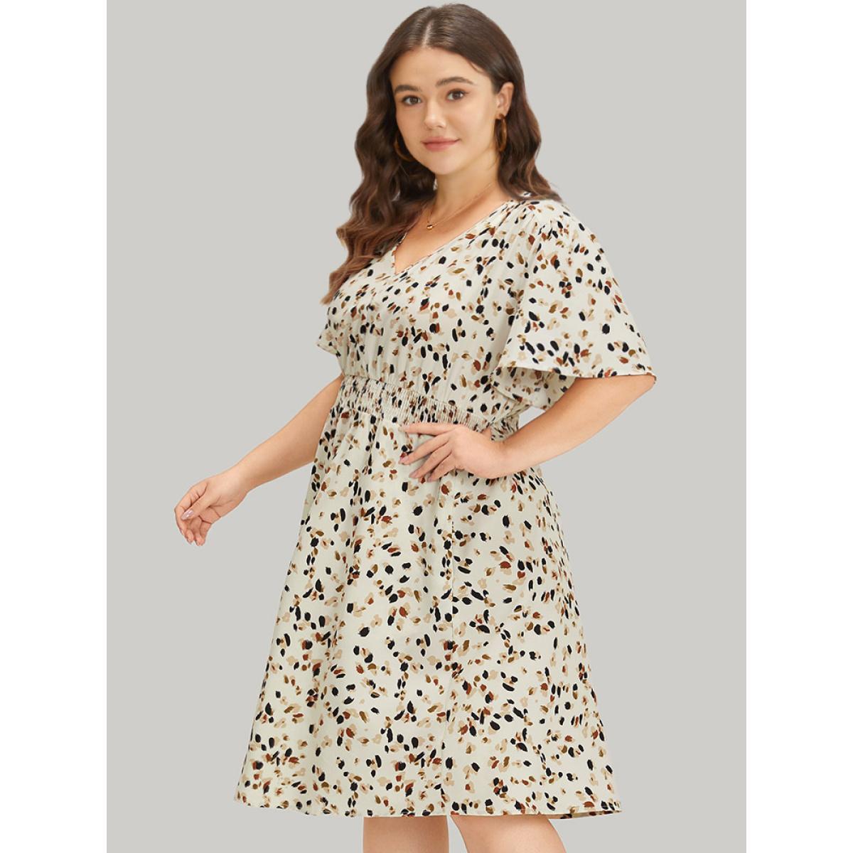 Plus Size Allover Print Shirred Pocket V Neck Dress Apricot Women Office Printed V-neck Short sleeve Curvy Knee Dress BloomChic 30/6X Product Image