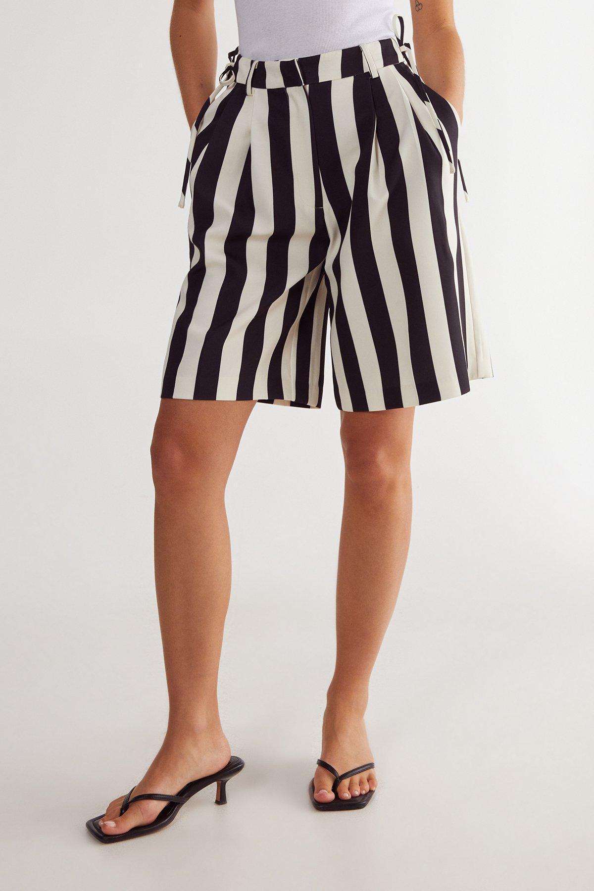 Striped Print Tailored Jort Product Image