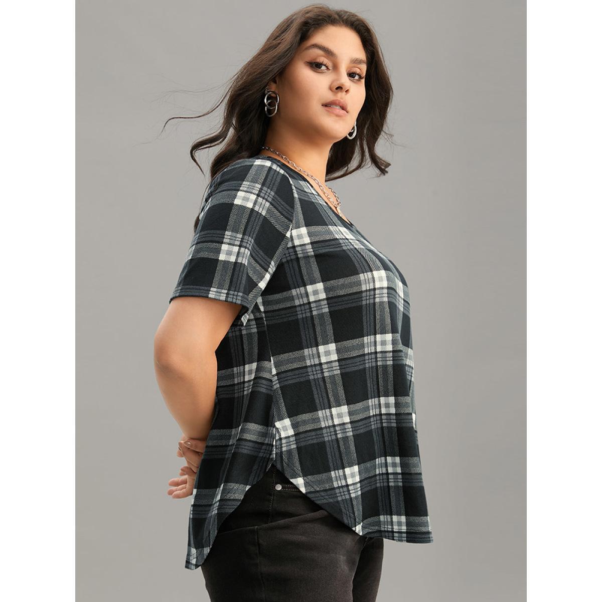 Plus Size Plaid Contrast Crew Neck Curved Hem T-shirt Black Women Casual Contrast Plaid Round Neck Dailywear T-shirts BloomChic 18-20/2X Product Image