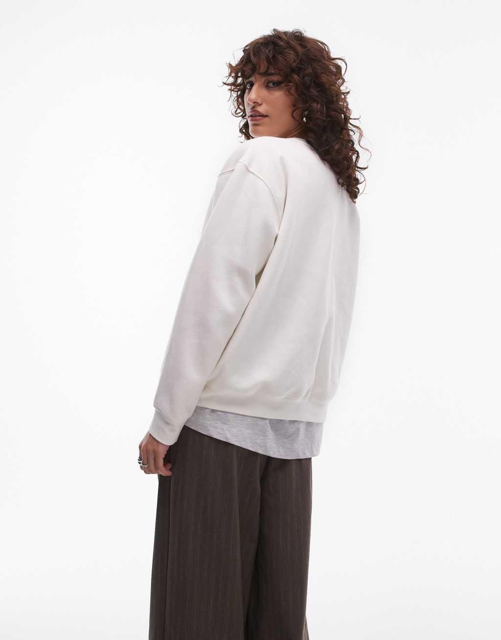 Levi's everyday crew neck logo sweatshirt in cream Product Image