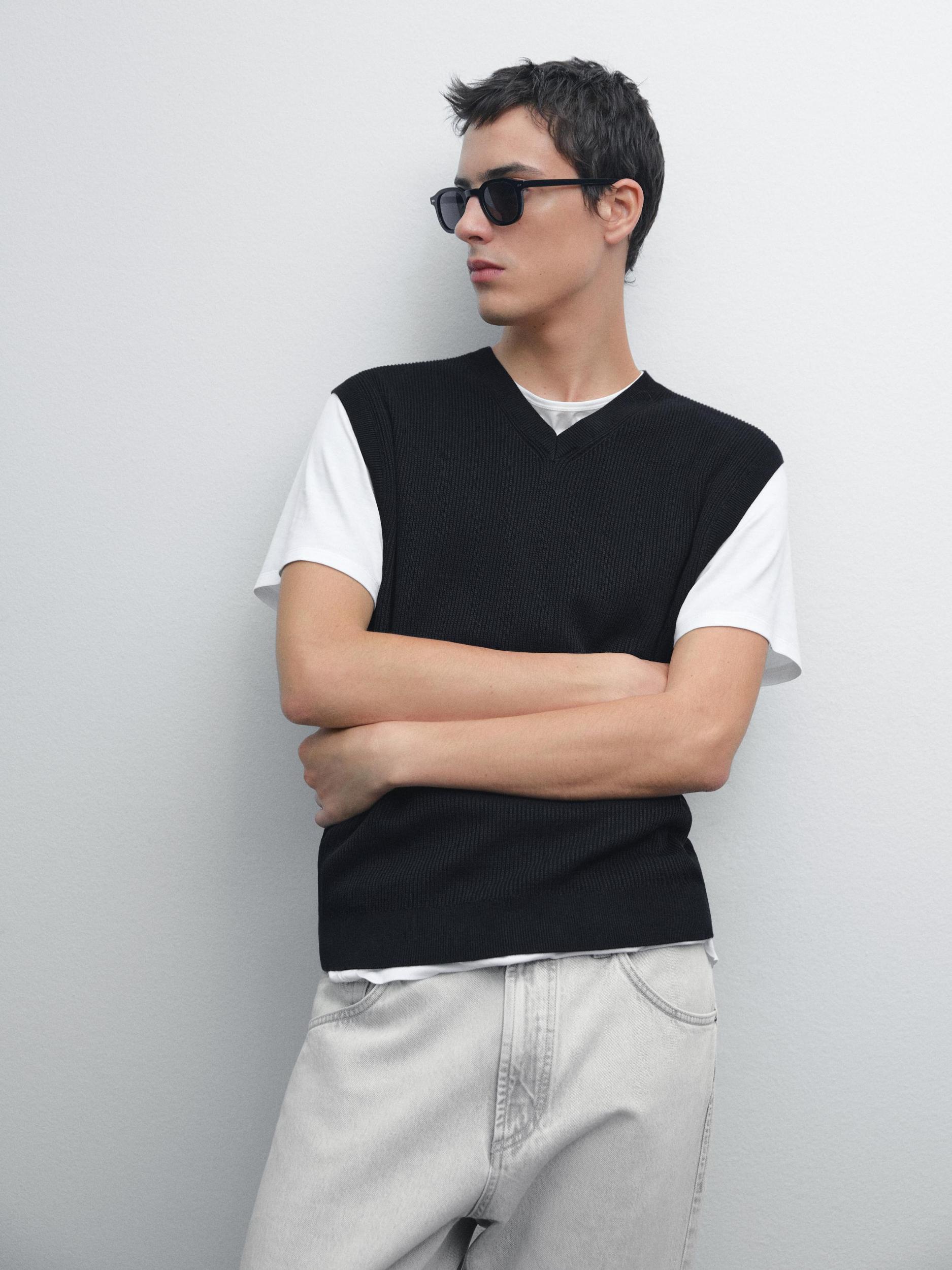 V-neck knit vest Product Image