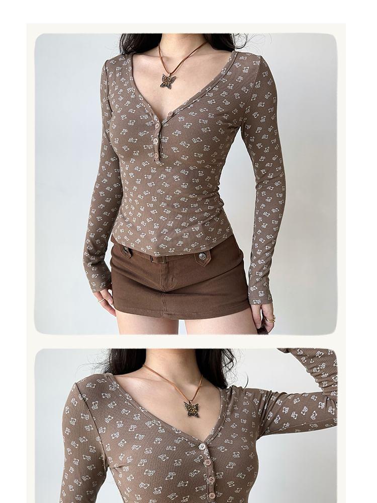 Long-Sleeve V-Neck Bear Print Ribbed Slim Fit Crop Tee Product Image