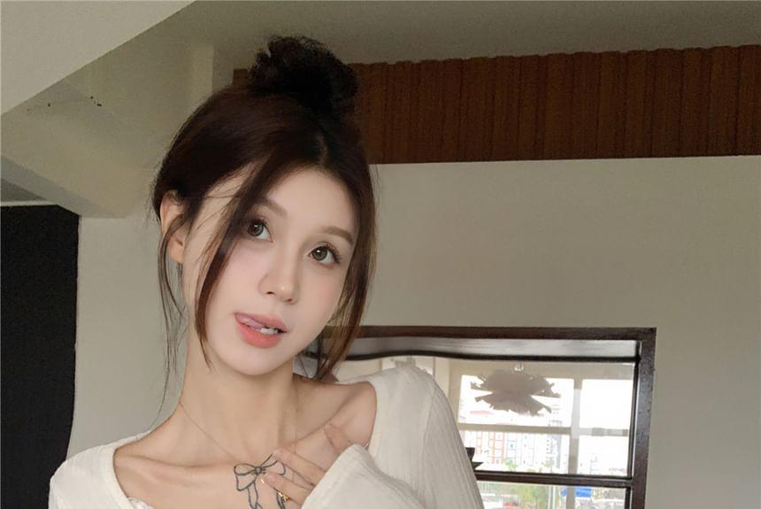 Long-Sleeve Scoop Neck Mock Two-Piece Bear Print Panel Lace Trim Slim Fit T-Shirt Product Image