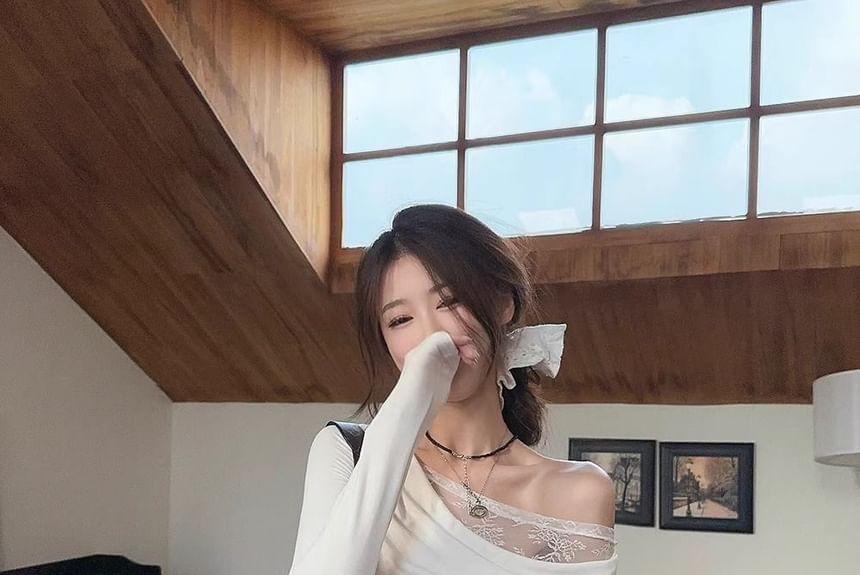 Mock Two-Piece One-Shoulder Long-Sleeve Lace Panel T-Shirt Product Image