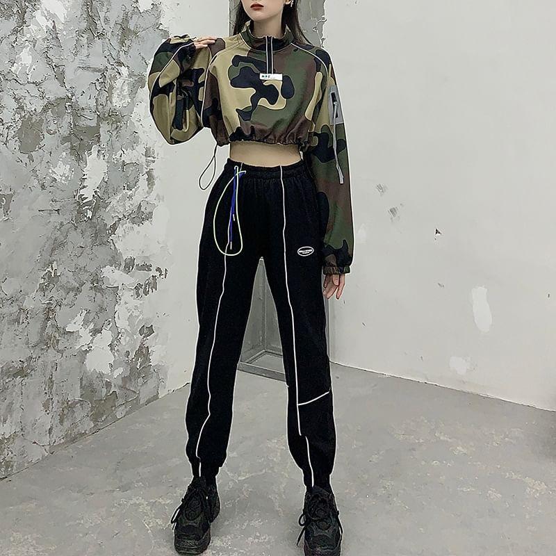 Raglan-Sleeve Mock Neck Camo Print Half-Zip Cropped Sweatshirt Product Image