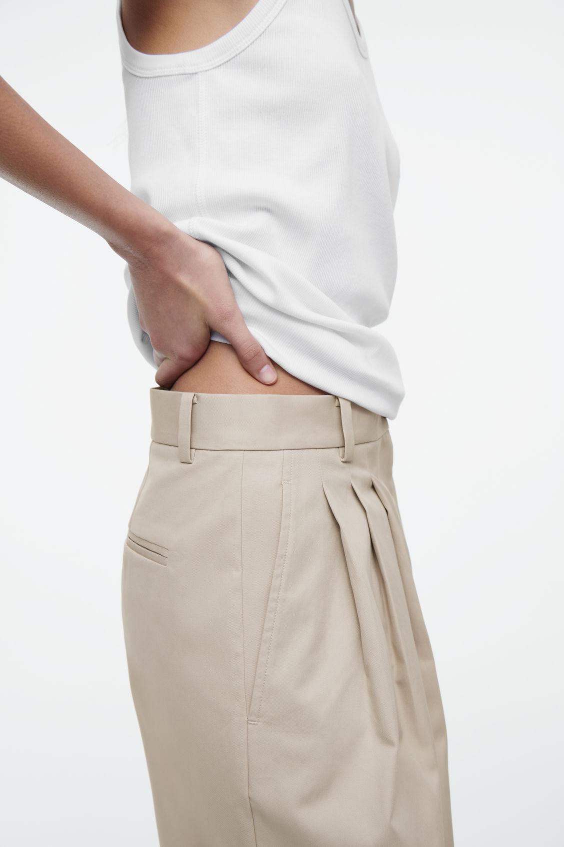 PLEATED BARREL-LEG COTTON PANTS Product Image