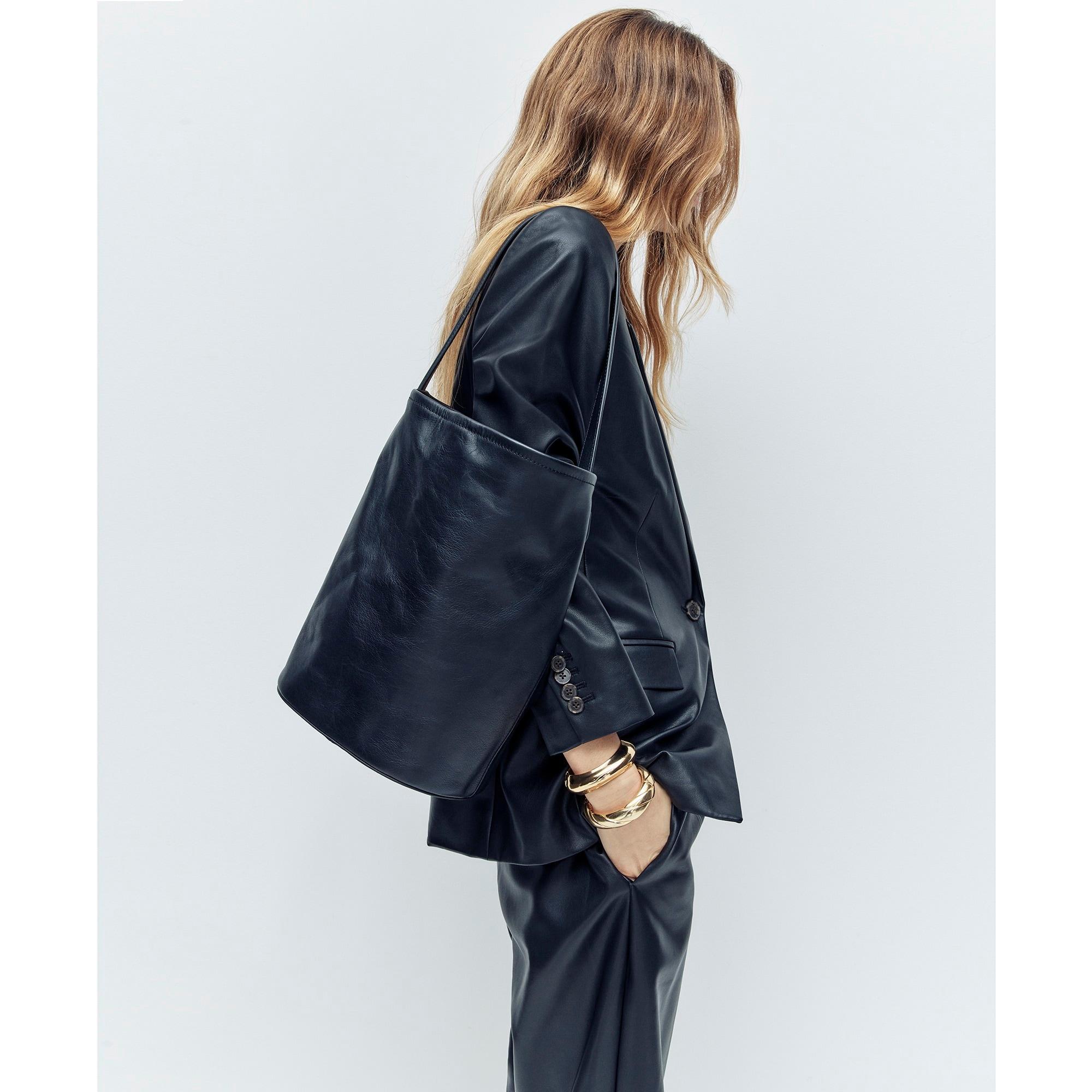 Berkeley bucket bag in leather Product Image