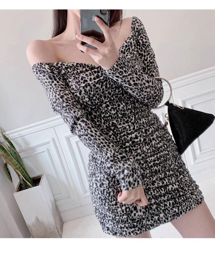 Long-Sleeve V-Neck Leopard Print Ruched Mini Bodycon Dress Product Image