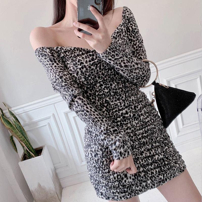 Long-Sleeve V-Neck Leopard Print Ruched Mini Bodycon Dress Product Image