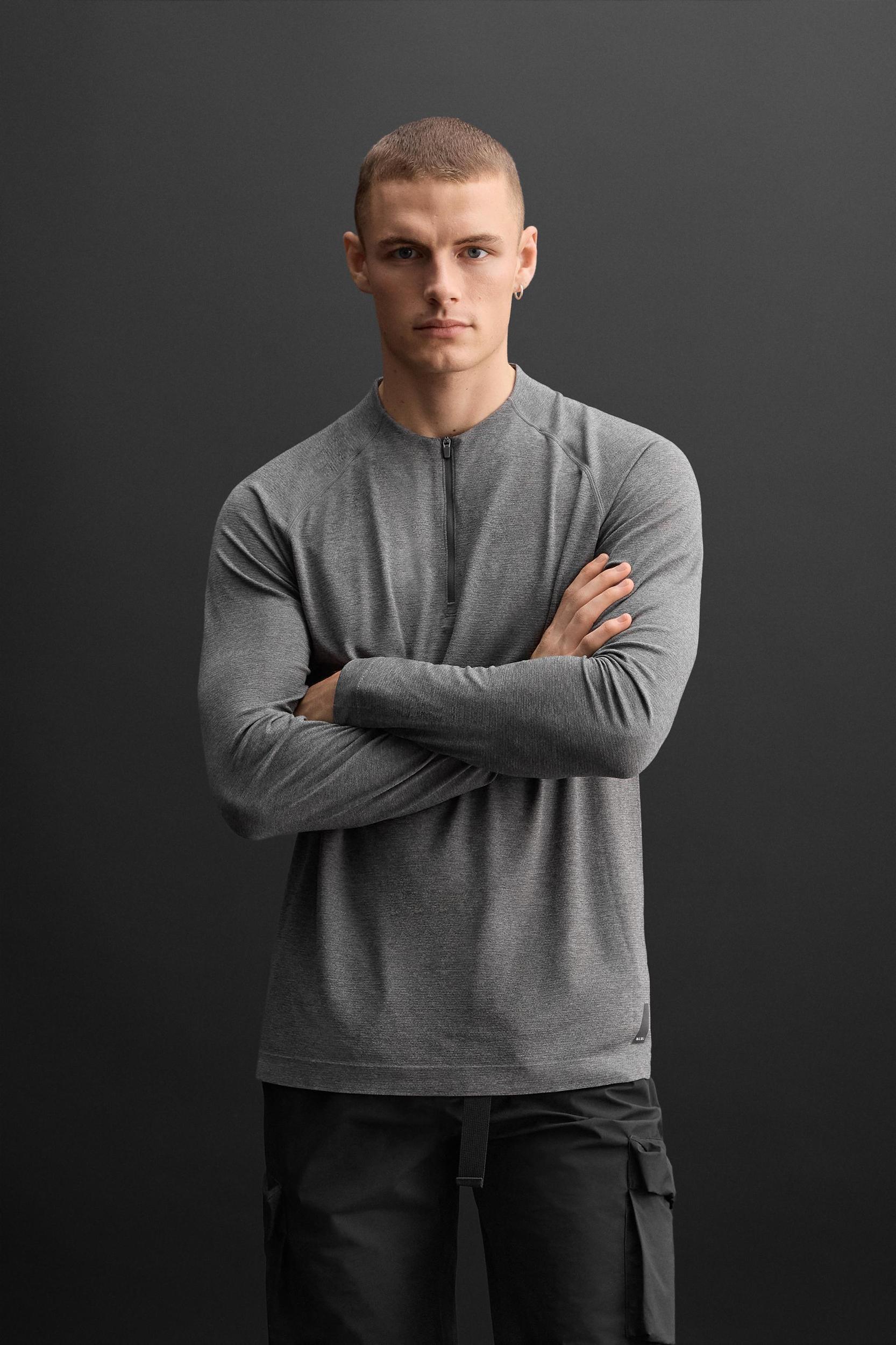 SEAMLESS ZIPPER NECK T-SHIRT Product Image