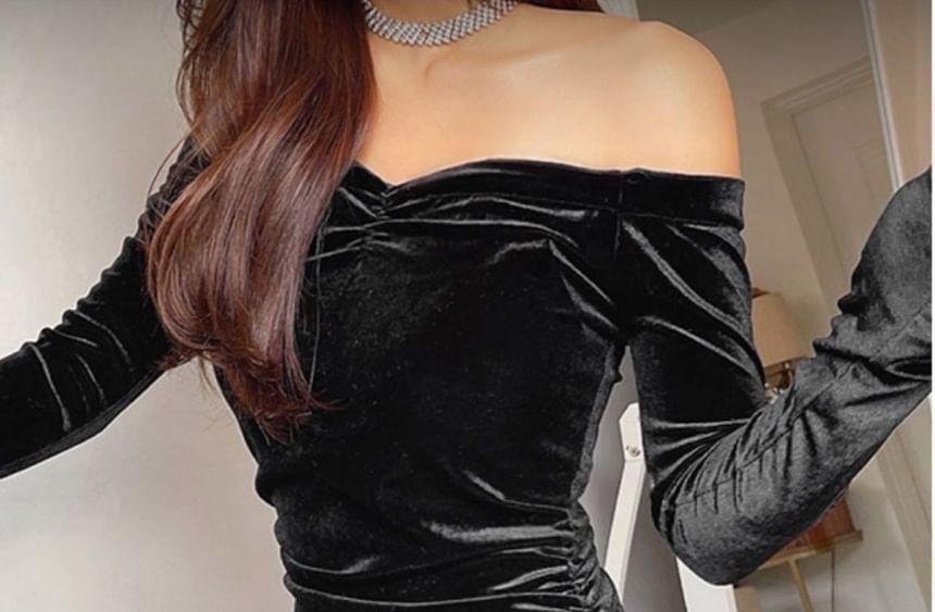 Long-Sleeve Off-Shoulder Velvet Slim-Fit Mini Dress Product Image