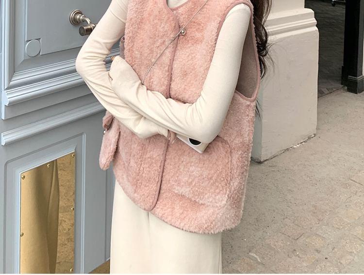 V-Neck Fleece Zip-Up Vest Product Image